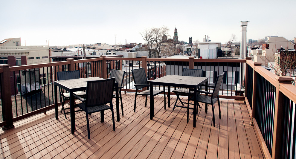 Design ideas for a mid-sized traditional rooftop deck in Philadelphia.
