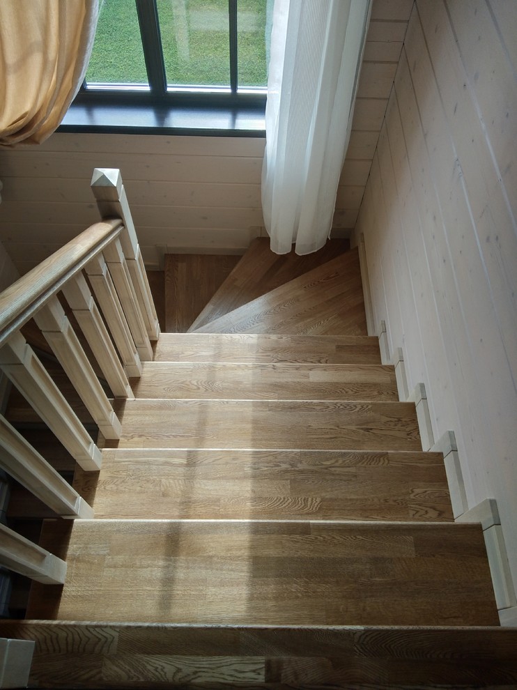 Лестница из дуба в дом из бруса