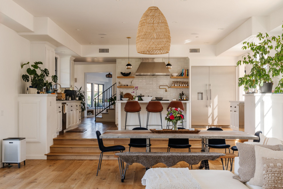 Große Mediterrane Wohnküche mit braunem Holzboden und braunem Boden in Los Angeles