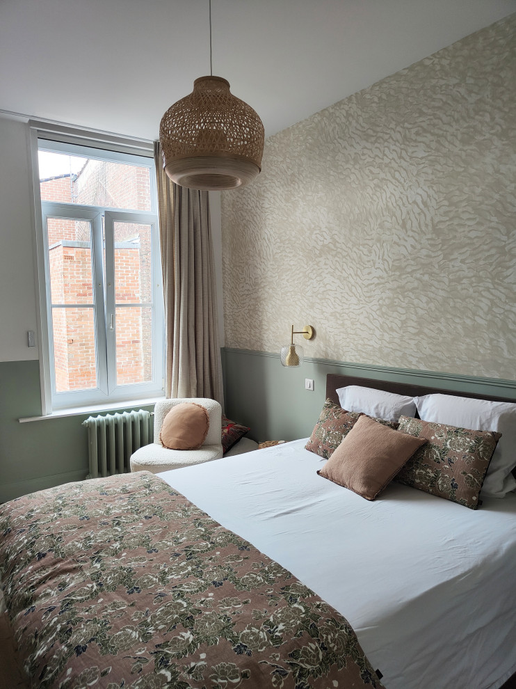Medium sized traditional master bedroom in Lille with green walls and light hardwood flooring.