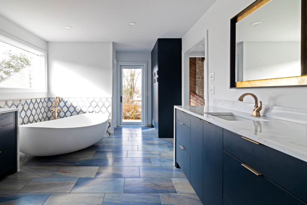 Idéer för stora eklektiska vitt en-suite badrum, med släta luckor, blå skåp, ett fristående badkar, en öppen dusch, blå kakel, porslinskakel, vita väggar, klinkergolv i porslin, marmorbänkskiva, blått golv och med dusch som är öppen