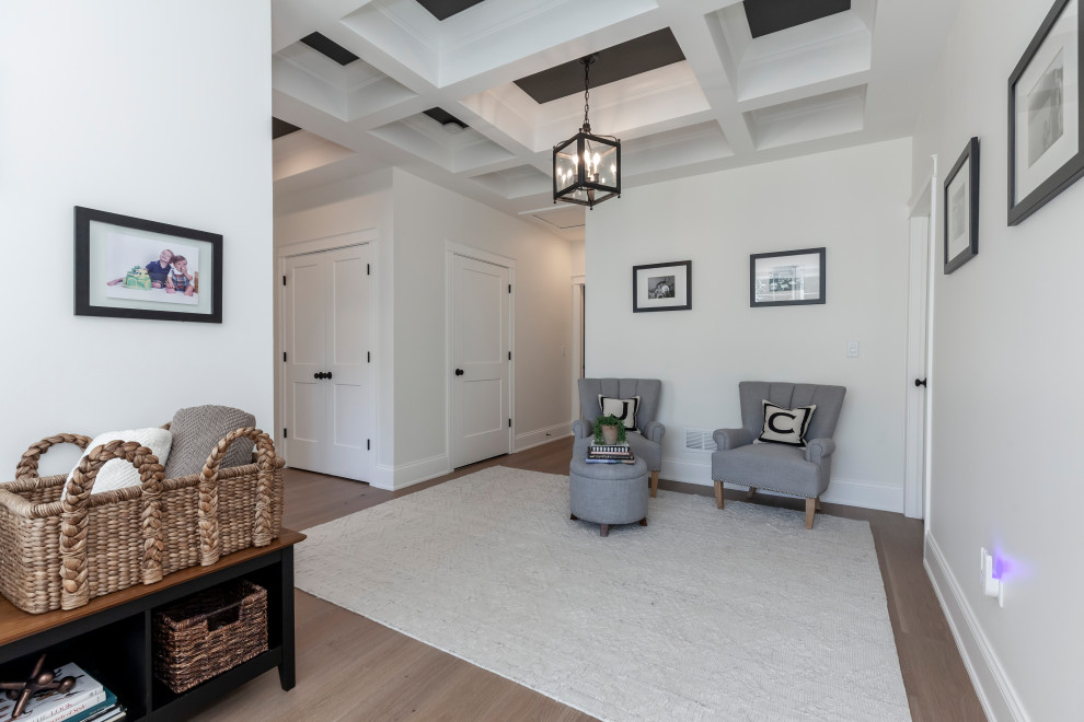 На фото: коридор в стиле кантри с белыми стенами, полом из известняка, коричневым полом и кессонным потолком с