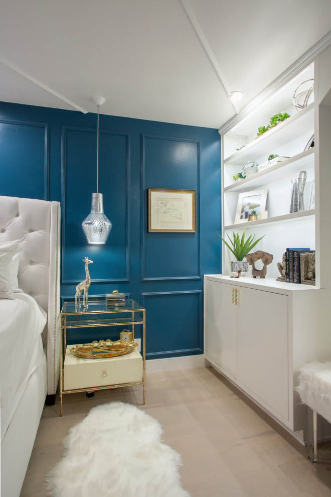 Imagen de dormitorio principal tradicional renovado de tamaño medio con paredes azules, suelo de madera clara, suelo blanco y casetón