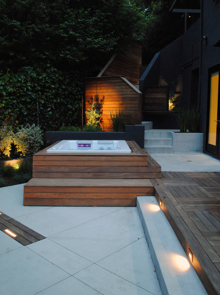 Small modern side yard patio in San Francisco with decking.