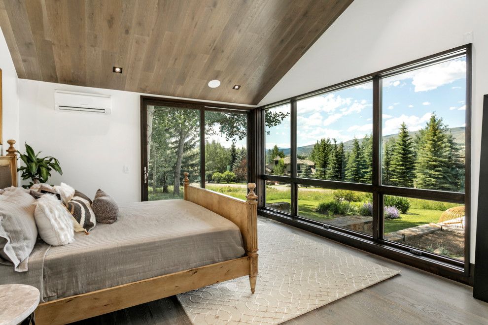 Rustikales Schlafzimmer mit weißer Wandfarbe, dunklem Holzboden, braunem Boden, gewölbter Decke und Holzdecke in Denver