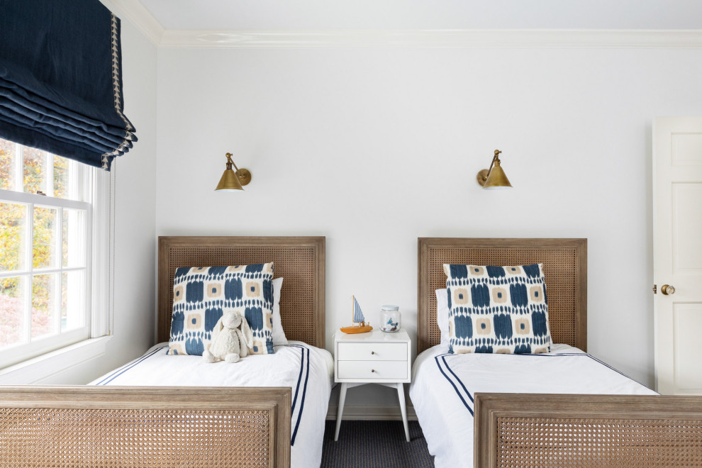 Свежая идея для дизайна: большая спальня в стиле неоклассика (современная классика) с серыми стенами, ковровым покрытием, бежевым полом, любым потолком, любой отделкой стен и синими шторами - отличное фото интерьера