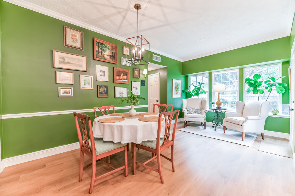 Exemple d'une salle à manger ouverte sur la cuisine de taille moyenne avec un sol en vinyl, aucune cheminée, un sol marron, un plafond à caissons et du lambris.