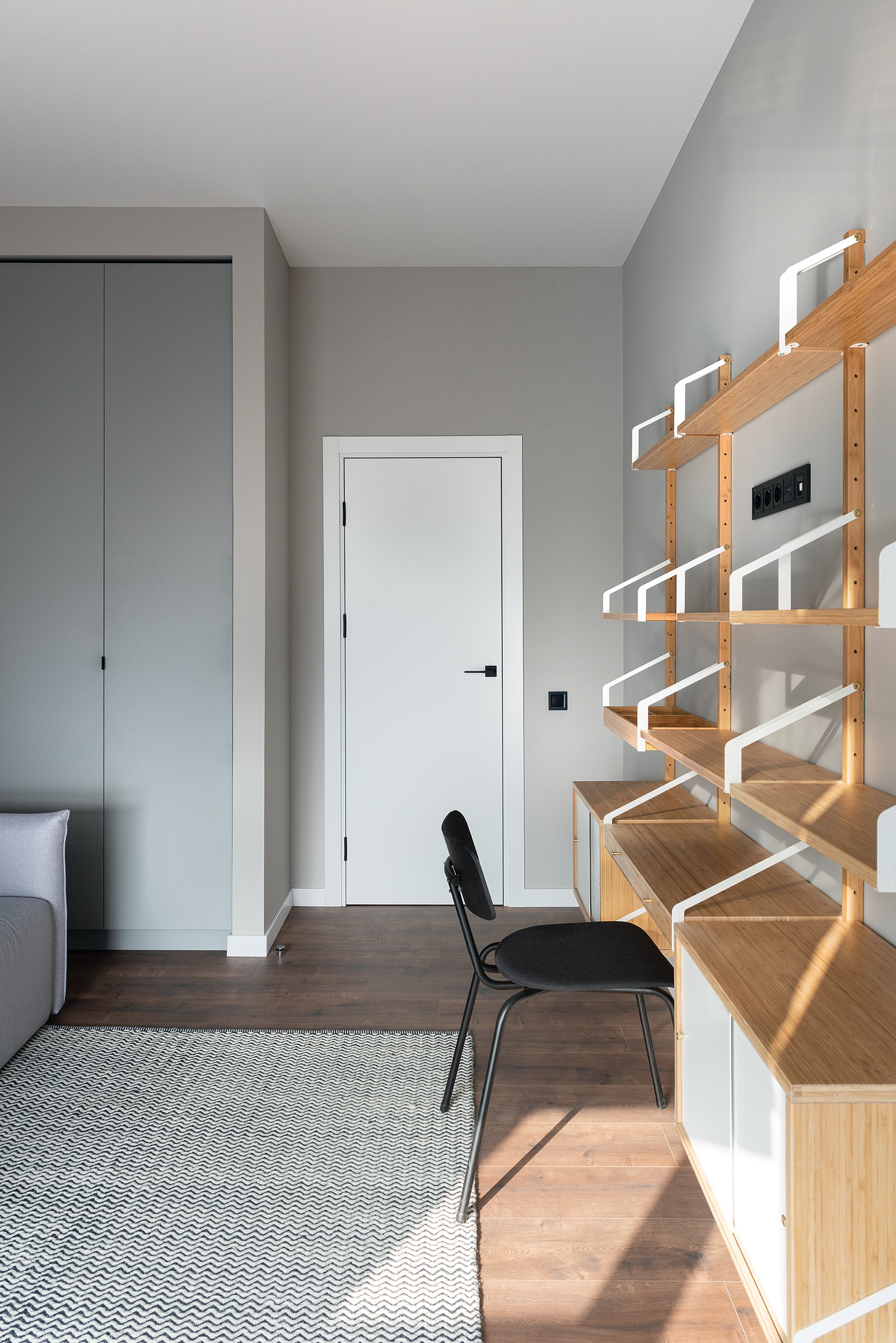 Спокойный, темный интерьер с элементами дерева