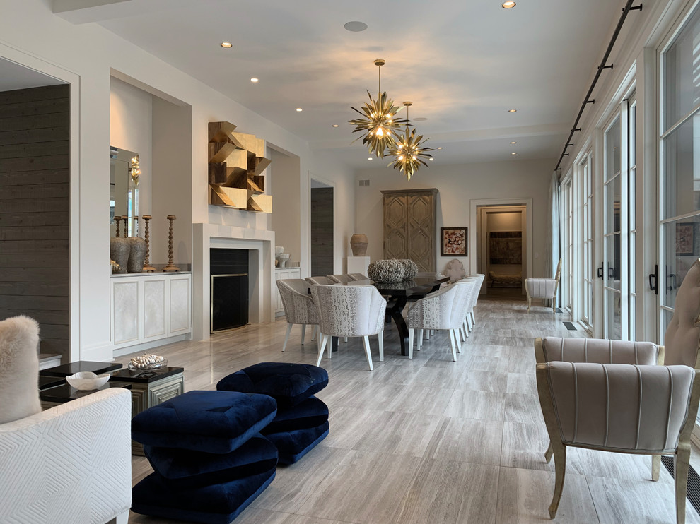 Идея дизайна: большая кухня-столовая в стиле модернизм с белыми стенами, светлым паркетным полом, стандартным камином, фасадом камина из плитки, коричневым полом и балками на потолке