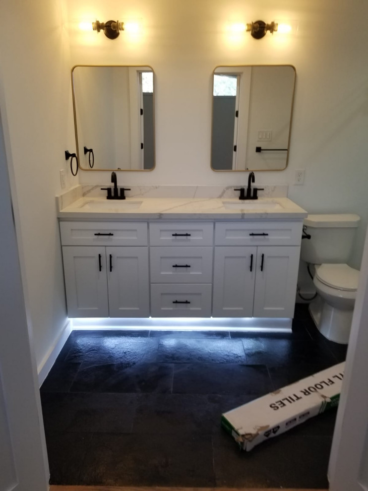 Foto på ett mellanstort funkis vit en-suite badrum, med skåp i shakerstil, vita skåp, vit kakel och granitbänkskiva