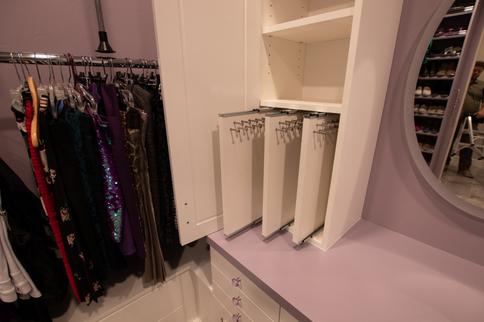 Aménagement d'un grand dressing contemporain pour une femme avec un placard à porte plane, des portes de placard blanches, moquette, un sol violet et un plafond à caissons.