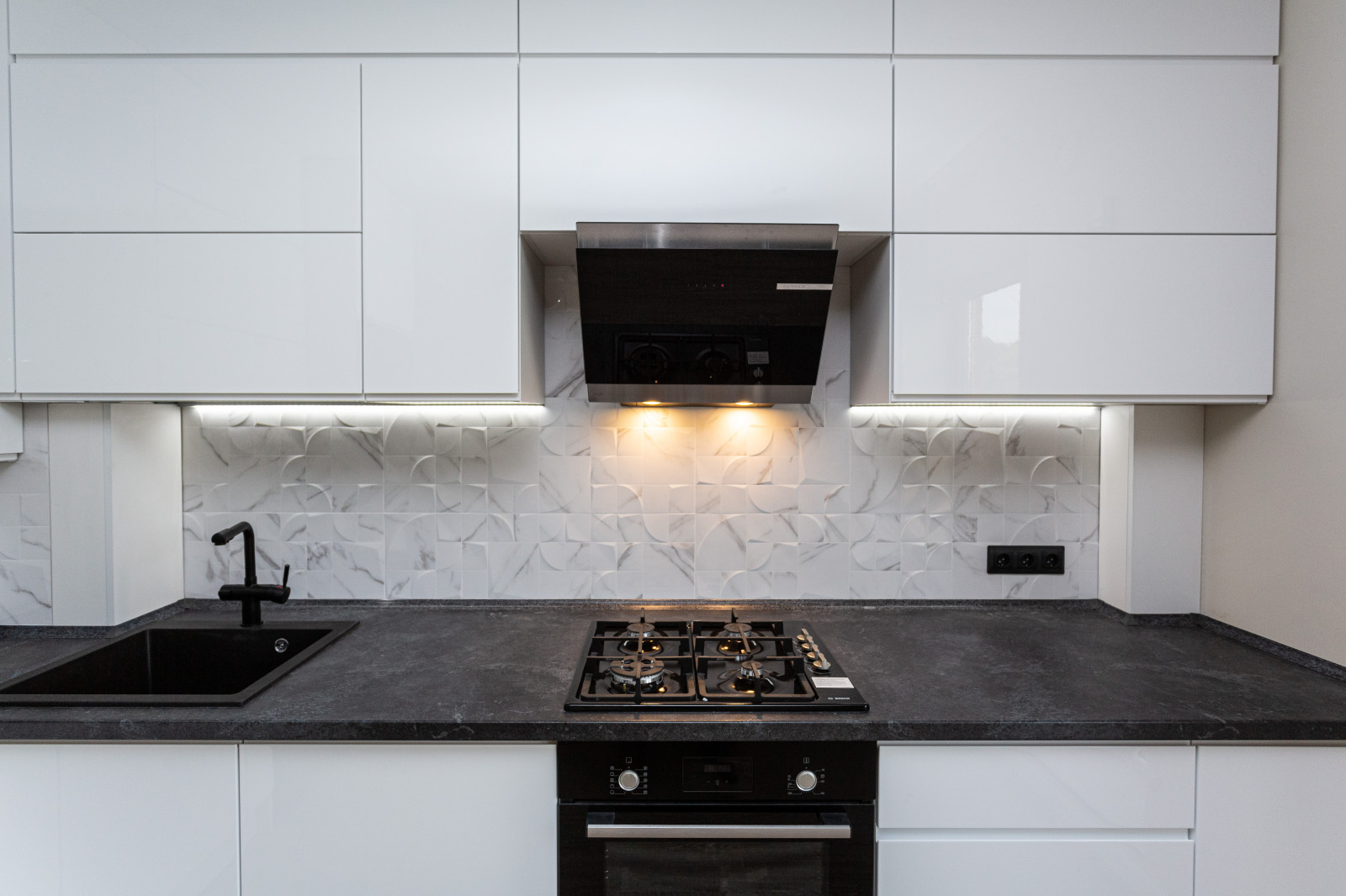 Черно-белая глянцевая кухня в современном стиле