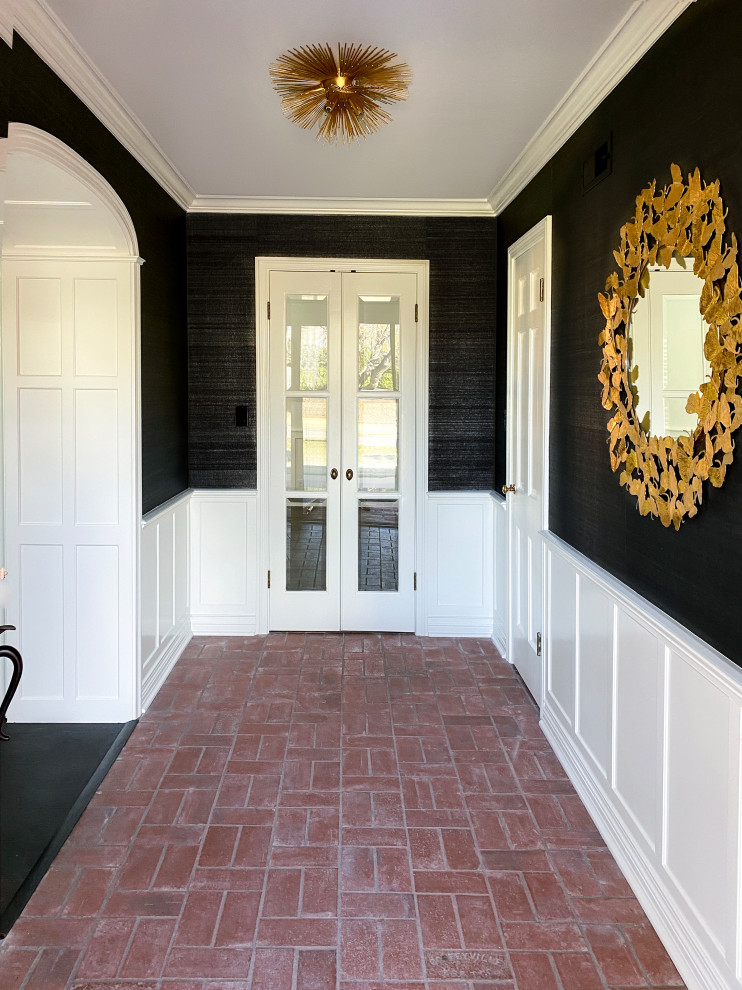 Mittelgroßer Klassischer Eingang mit schwarzer Wandfarbe, Backsteinboden, Einzeltür und Tapetenwänden in Oklahoma City