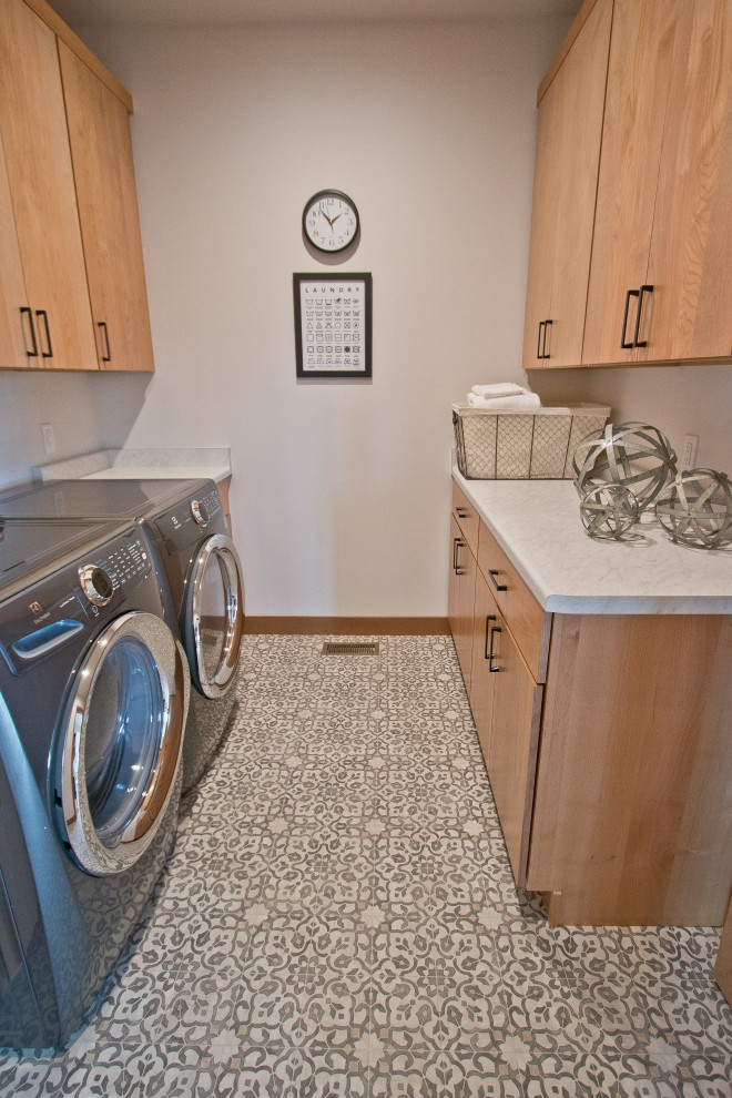 Immagine di una lavanderia contemporanea con pavimento in vinile e pavimento multicolore