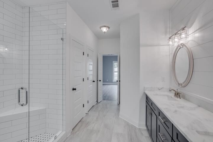 Bathroom - transitional bathroom idea