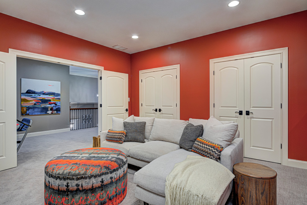 На фото: домашняя мастерская среднего размера в современном стиле с красными стенами, ковровым покрытием и серым полом