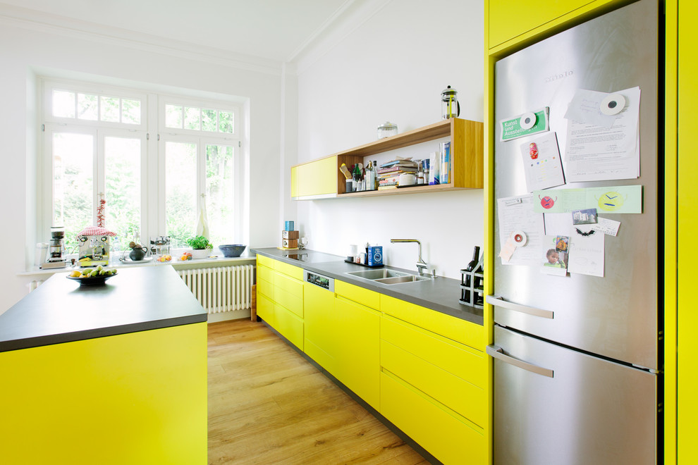 Example of a minimalist kitchen design in Cologne