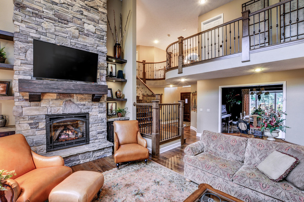 Mid-sized mountain style home design photo