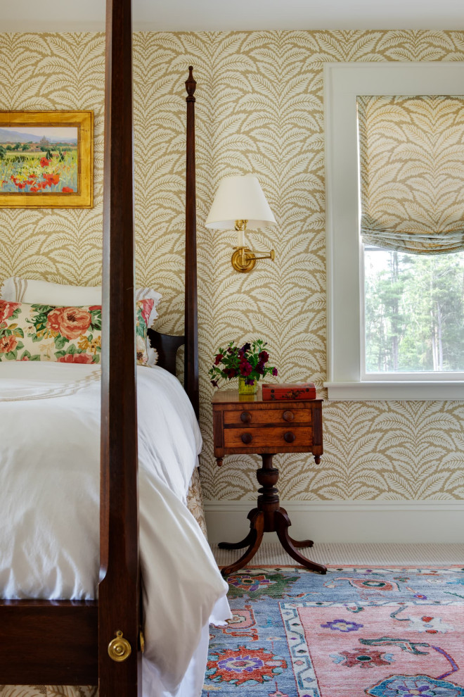 На фото: спальня в классическом стиле с бежевыми стенами, ковровым покрытием, бежевым полом и обоями на стенах с