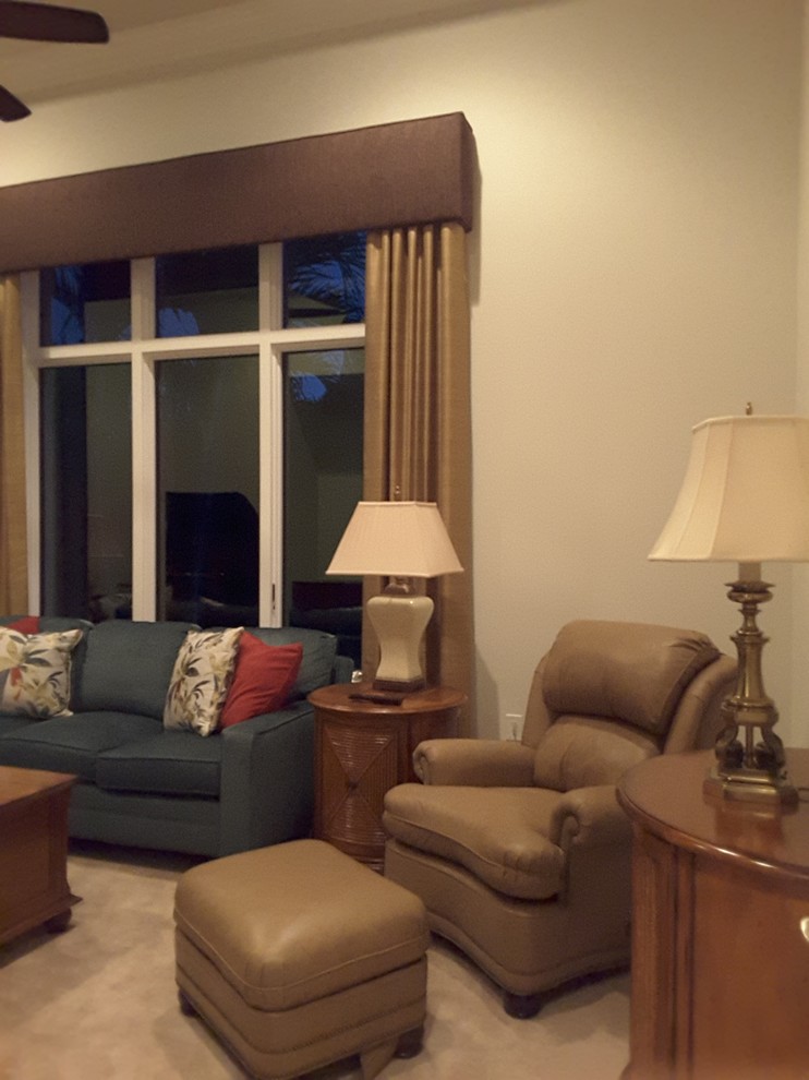 Example of a transitional home design design in Chicago