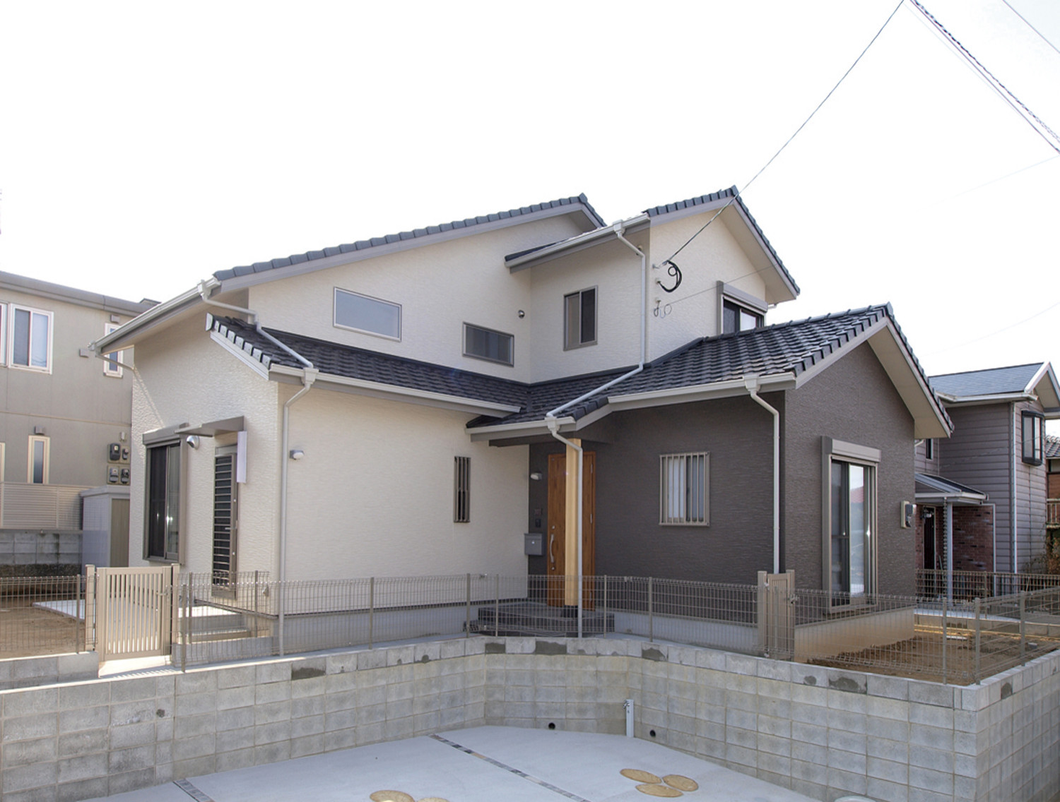 天然木に守られた家
