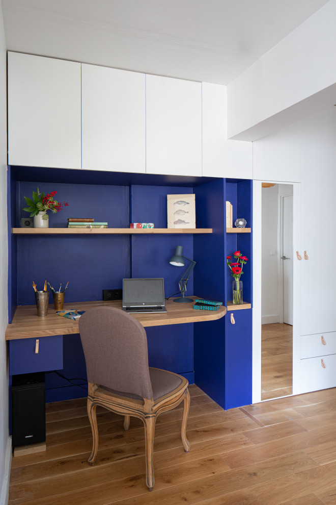Inspiration för en mellanstor funkis entré, med blå väggar och ljust trägolv