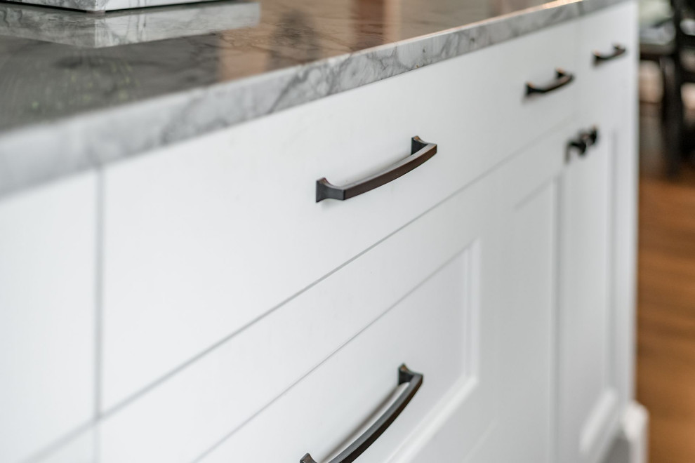 Example of a transitional home design design in Columbus