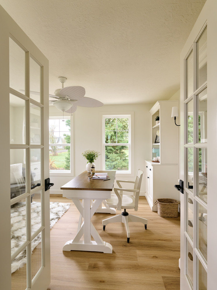 Idée de décoration pour un bureau champêtre de taille moyenne avec un sol beige.