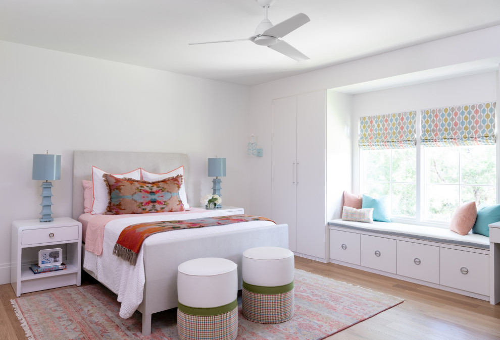 Modernes Kinderzimmer mit Schlafplatz, weißer Wandfarbe, braunem Holzboden und braunem Boden in Dallas