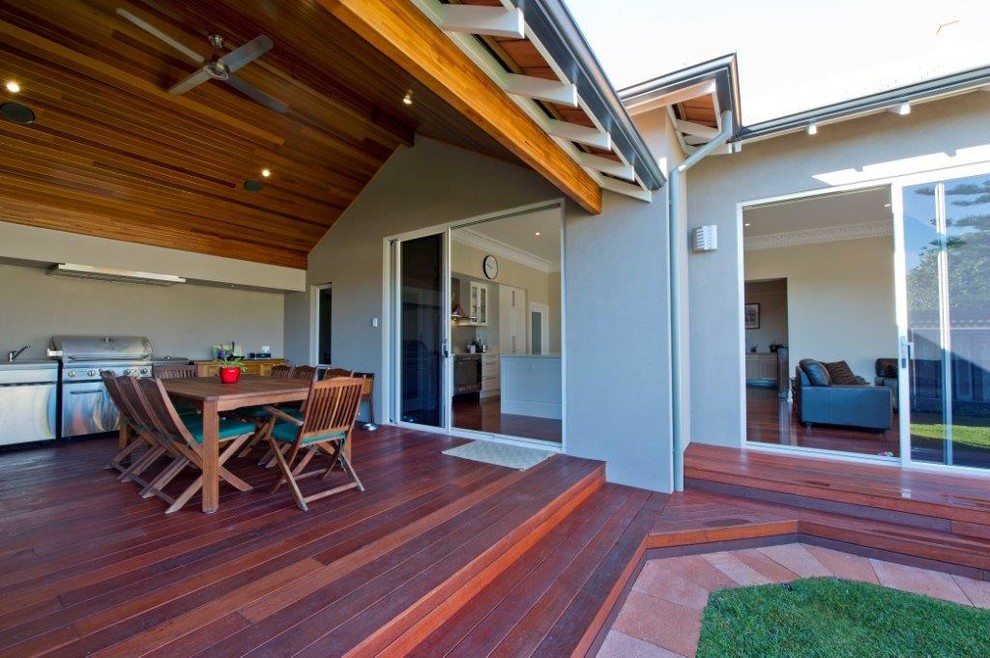 Inspiration for a modern deck in Perth.