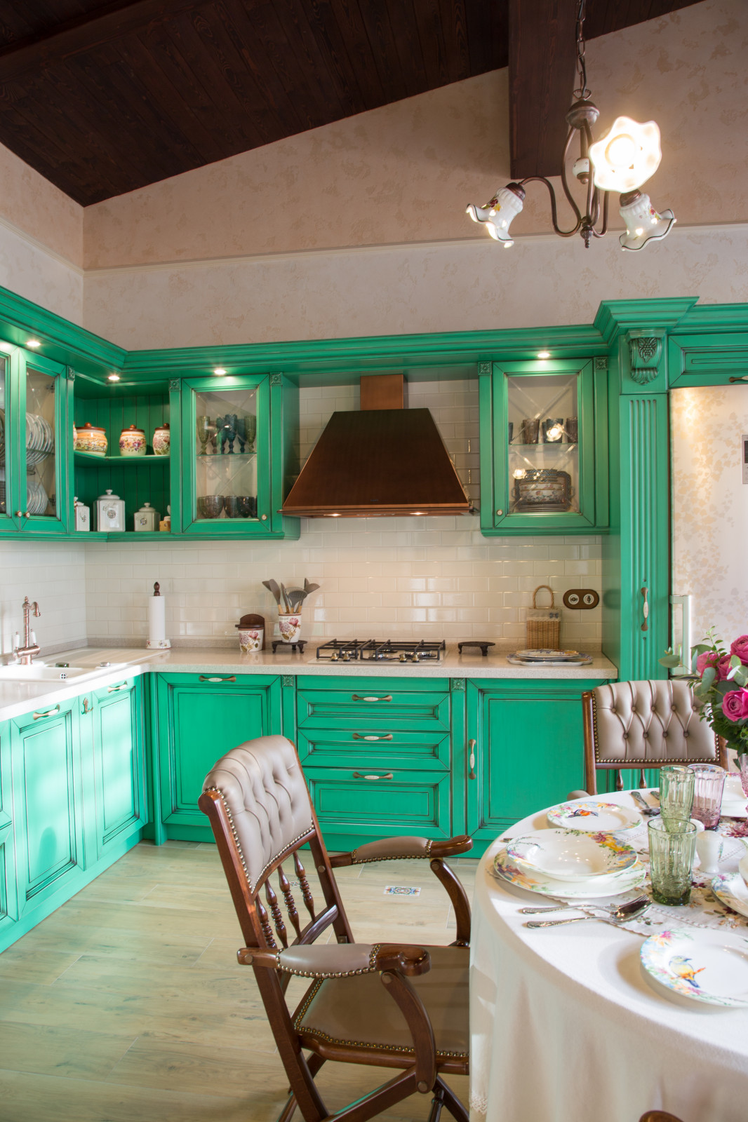 Интерьер гостевого дома в стиле Прованс. Интерьер бассейна (150 кв м)