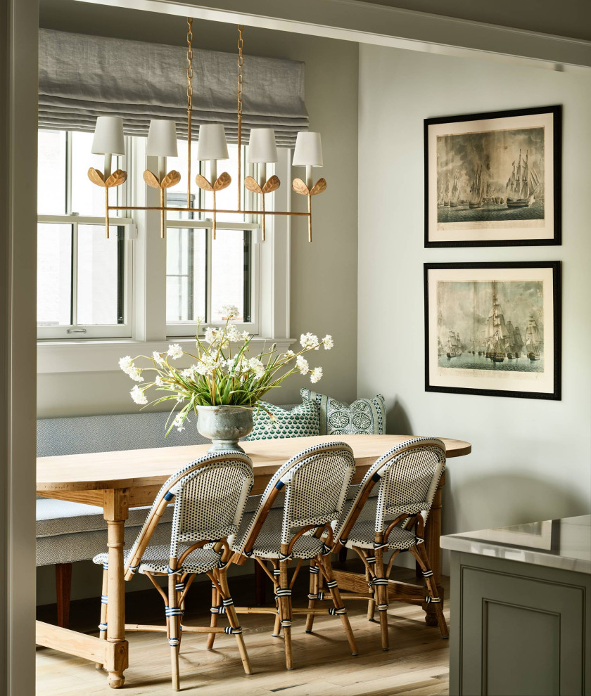 На фото: столовая в стиле неоклассика (современная классика) с с кухонным уголком, зелеными стенами, светлым паркетным полом и коричневым полом с