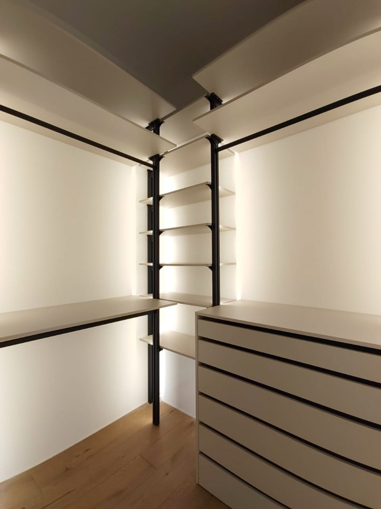 Гардеробная профильная в белом цвете.