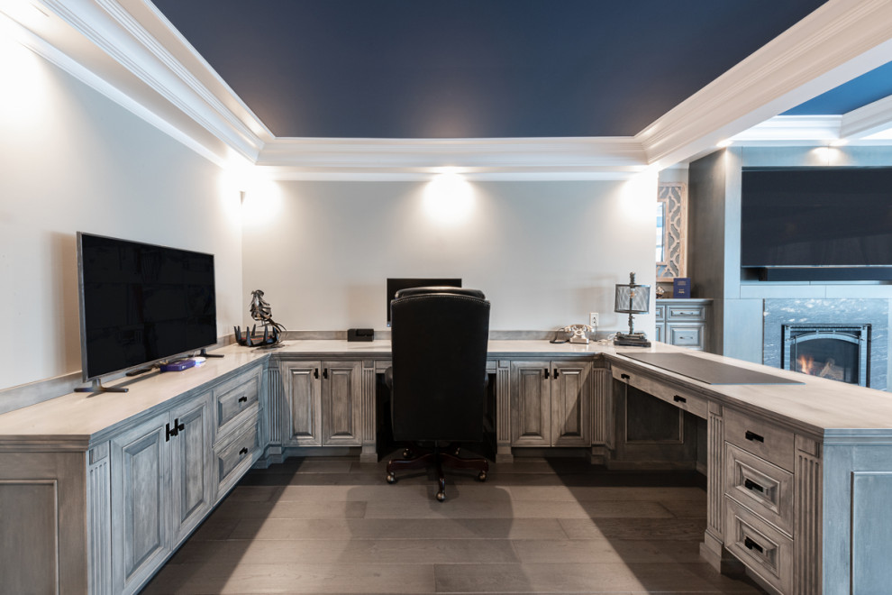 Modelo de despacho moderno con paredes grises, suelo laminado, escritorio empotrado y suelo beige