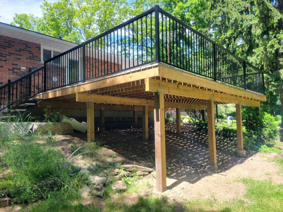 Example of a mountain style deck design in Toronto