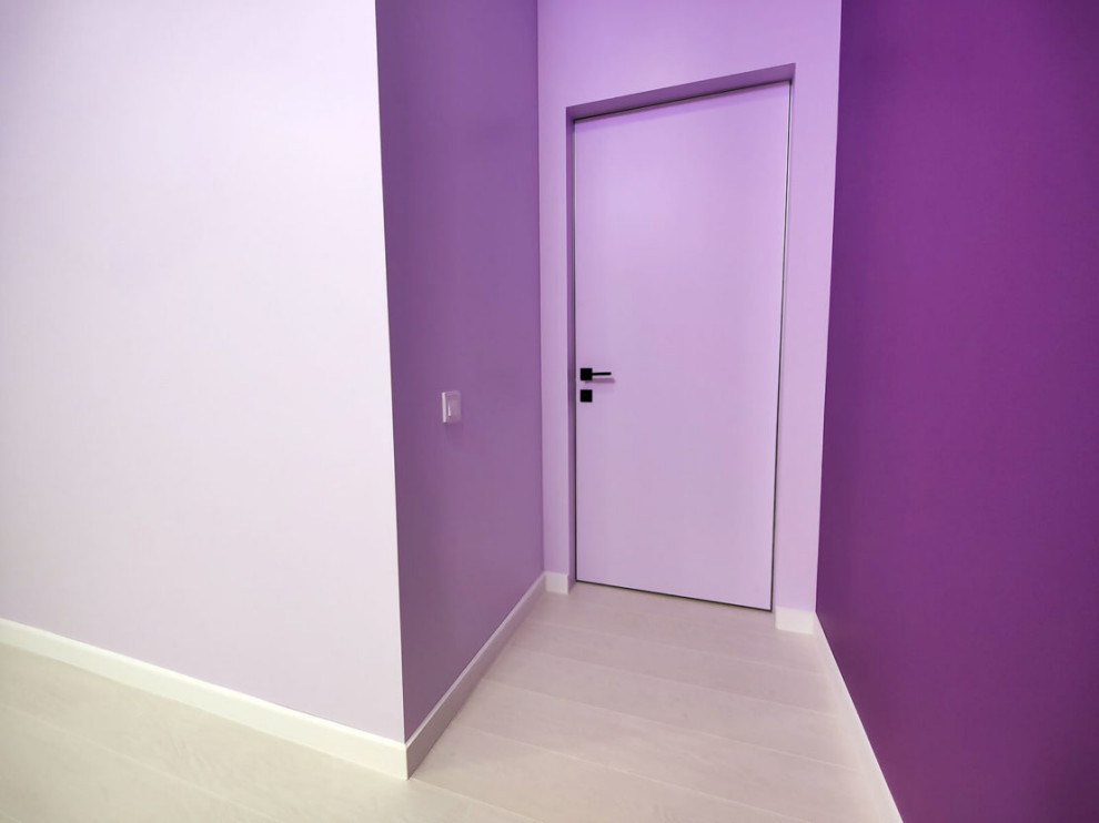 Источник вдохновения для домашнего уюта: узкий коридор среднего размера в современном стиле с фиолетовыми стенами, полом из ламината, бежевым полом и обоями на стенах