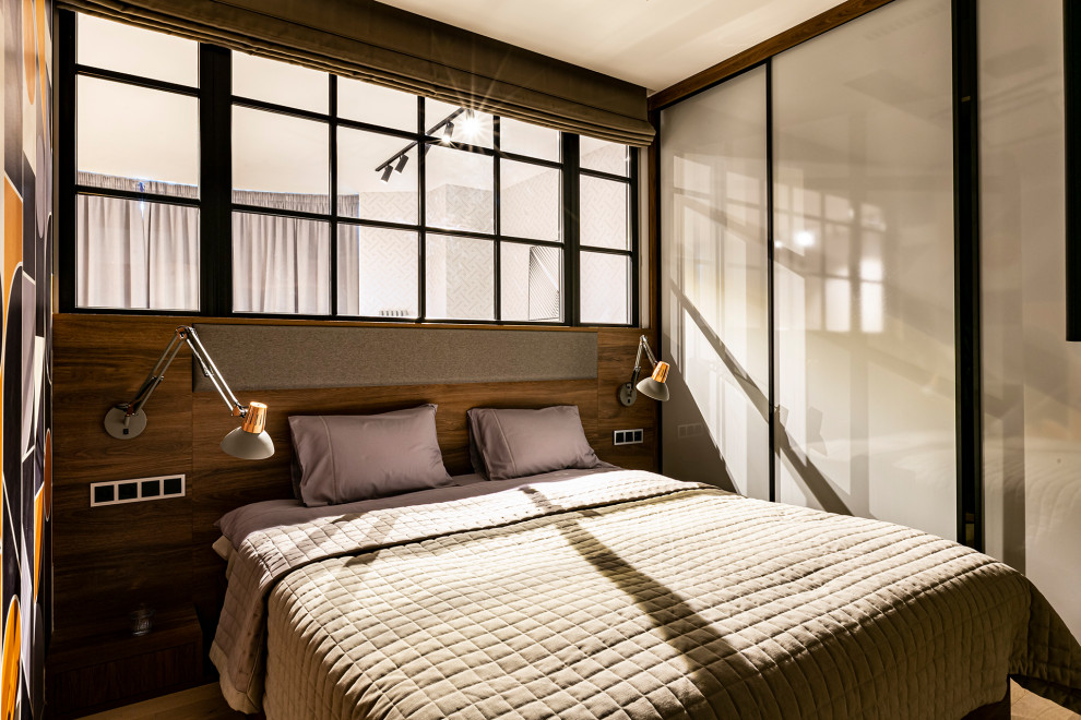 Идея дизайна: хозяйская спальня в белых тонах с отделкой деревом в современном стиле с разноцветными стенами, полом из ламината, бежевым полом и акцентной стеной