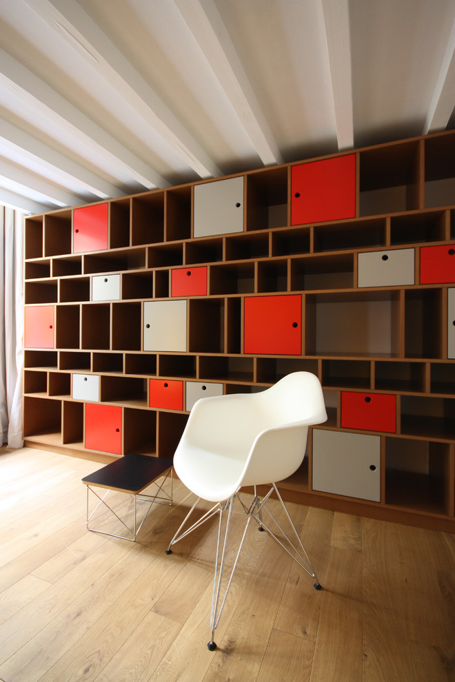 This is an example of a contemporary storage and wardrobe in Berlin.