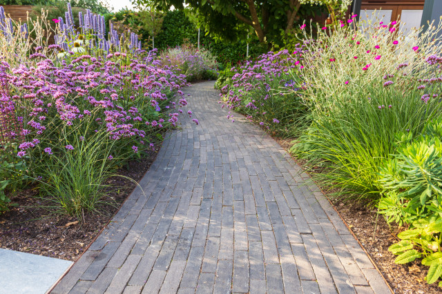 Amersham Entertaining Garden contemporary-garden