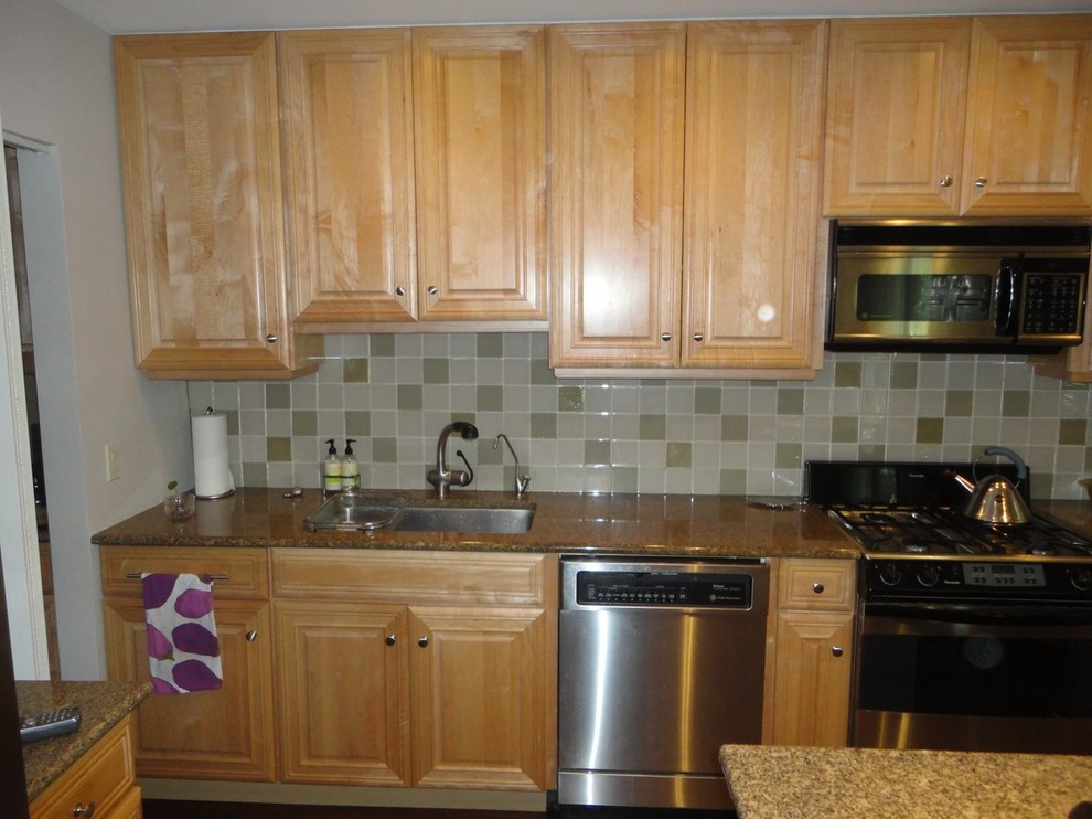 Transitional kitchen photo in Chicago