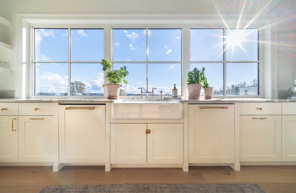 Inspiration for a transitional kitchen remodel in Vancouver