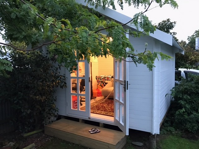 Mid-sized traditional detached studio in Auckland.