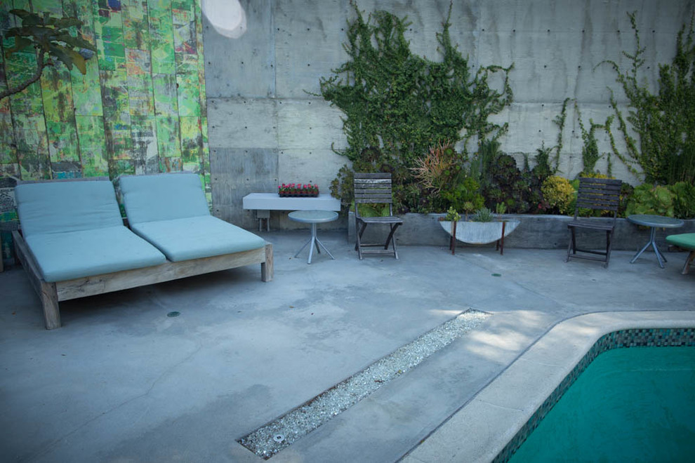 Photo of a midcentury patio in Los Angeles.