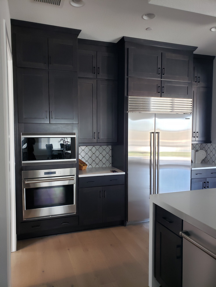 Huge transitional porcelain tile eat-in kitchen photo in Phoenix with an undermount sink, shaker cabinets, dark wood cabinets, quartz countertops, multicolored backsplash, stainless steel appliances, an island and white countertops
