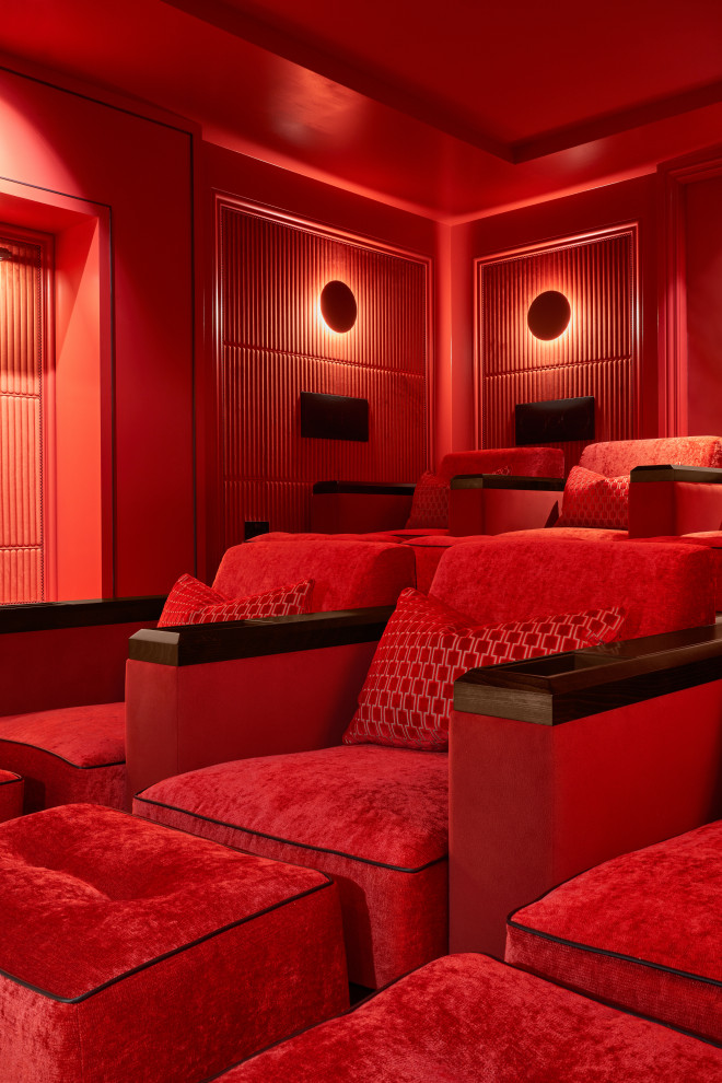 Idée de décoration pour une grande salle de cinéma design fermée avec un mur rouge, moquette, un écran de projection et un sol rouge.