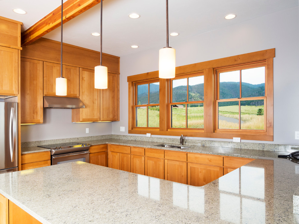 Example of a mid-sized mountain style u-shaped light wood floor eat-in kitchen design with an undermount sink, shaker cabinets, light wood cabinets, quartz countertops, gray backsplash, stone slab backsplash, stainless steel appliances and a peninsula