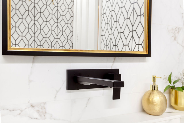 Ba&ntilde;o blanco y negro transitional-bathroom
