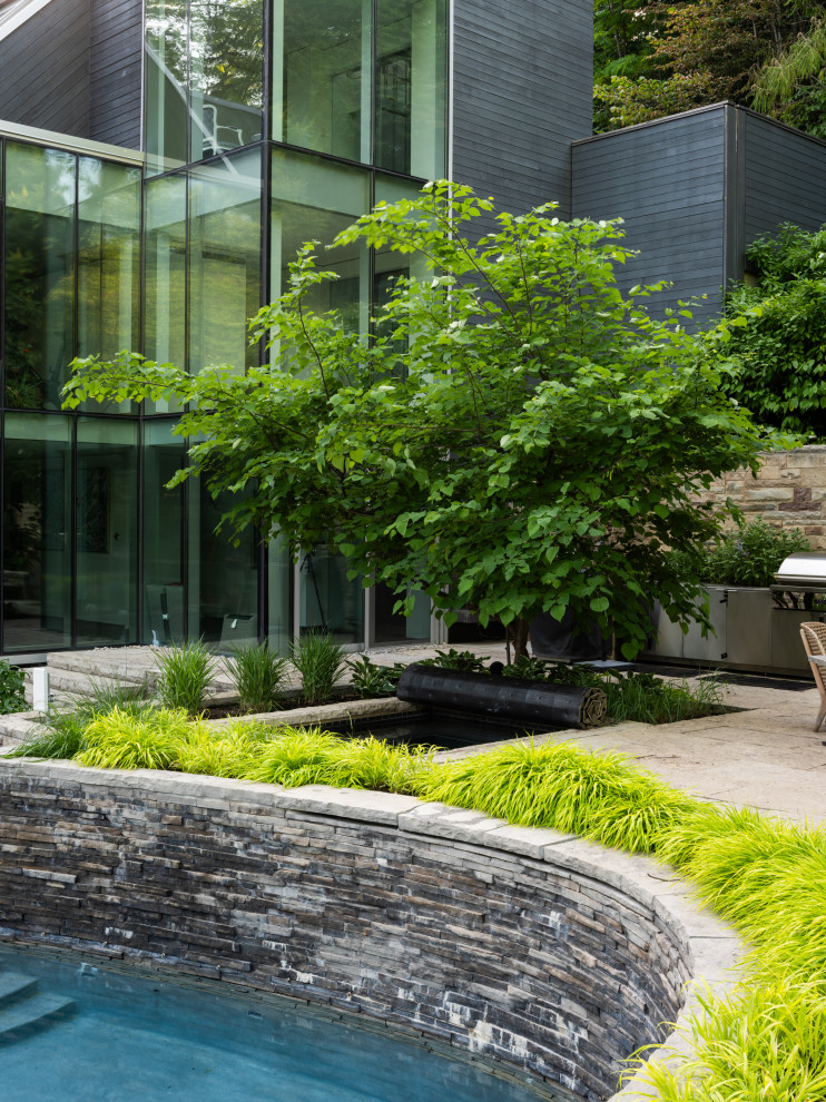 Transitional home design photo in Toronto