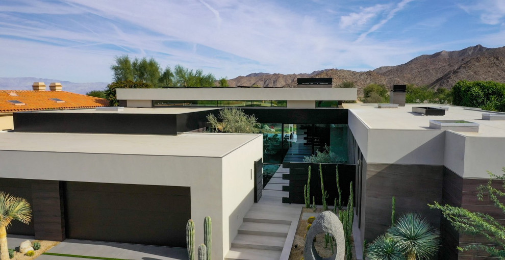 Großes, Einstöckiges Modernes Einfamilienhaus mit Mix-Fassade, bunter Fassadenfarbe, Flachdach und weißem Dach in Los Angeles