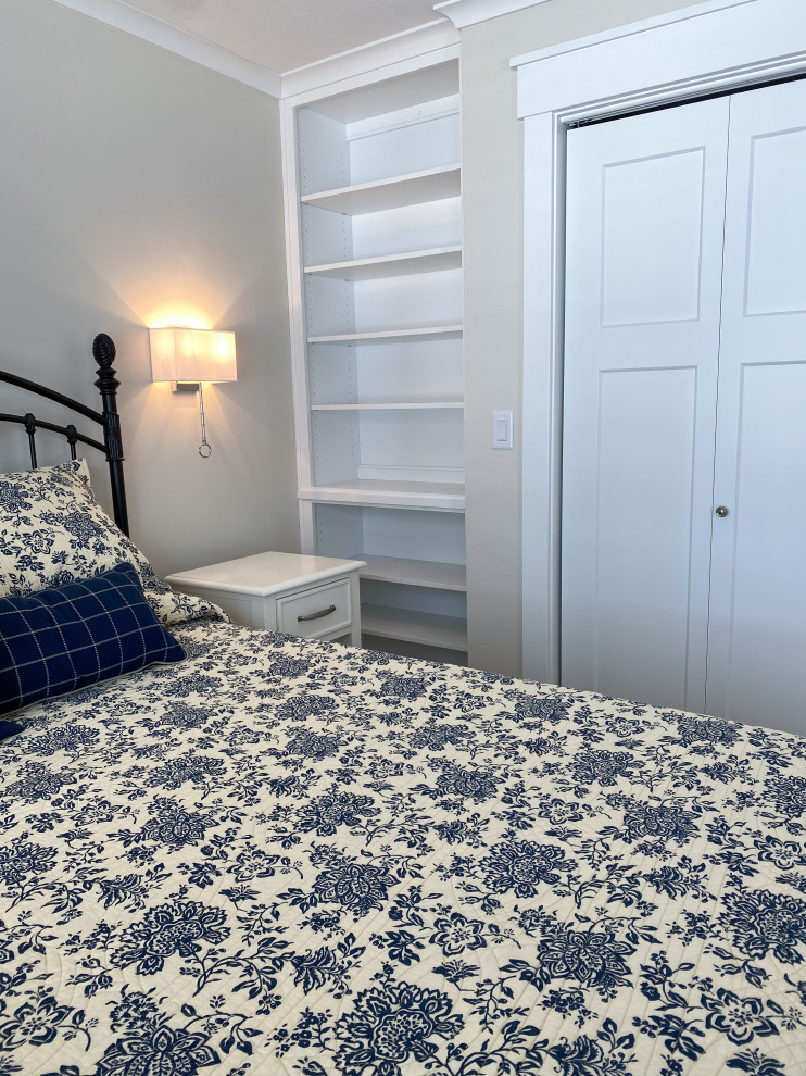 На фото: хозяйская спальня в морском стиле с серыми стенами и ковровым покрытием с